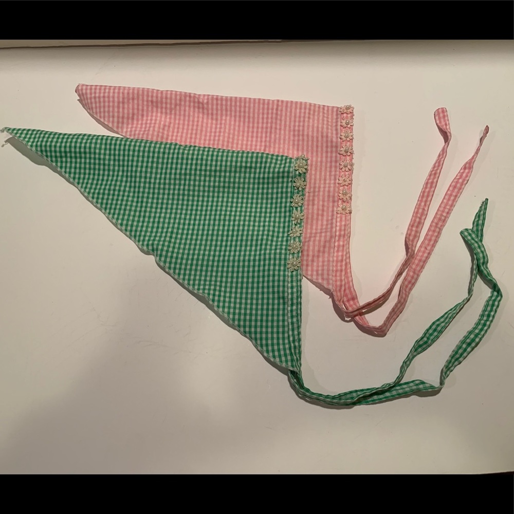 SET OF 2 GIRL’S CHECKERED TRIANGLE KERCHIEFS.